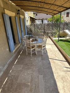 Photo de la galerie de l'établissement Maison avec jardin au cœur de Goudargues, à Goudargues