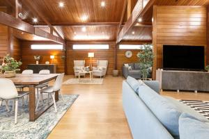 ein Wohnzimmer mit einer Couch, einem Tisch und einem Fernseher in der Unterkunft Casa da Poesia in Pedreiras