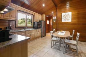 eine Küche mit Tisch und Stühlen in einem Zimmer in der Unterkunft Casa da Poesia in Pedreiras