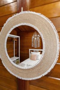 einem runden Spiegel in einem Zimmer mit einem Bett in der Unterkunft Casa da Poesia in Pedreiras