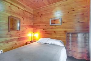 um quarto com uma cama num chalé de madeira em Vintage Adirondacks Apartment Close to Hiking em Port Henry
