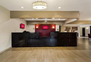 a lobby with a waiting room with a cash register at HomeTowne Studios by Red Roof Painted Post in Painted Post