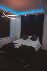 にあるLumiere luxury apartmentのベッドルーム1室(青いライト付きの大型ベッド1台付)