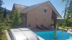 Bazén v ubytovaní Ferienwohnung mit Pool an der Apfelstraße alebo v jeho blízkosti