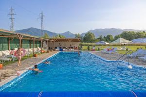 un groupe de personnes dans une piscine dans l'établissement Thermal Hotel Seven Seasons, à Banya