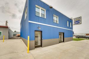 een blauw gebouw met twee deuren op een parkeerplaats bij Modernized St Clair Apartment Walk to Boardwalk! 
