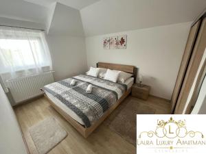 mała sypialnia z łóżkiem i oknem w obiekcie Laura Luxury Apartman Gyenesdiás w Gyenesdiás
