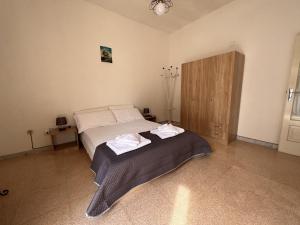 マルティナ・フランカにあるCasa della Nonnaのベッドルーム1室(ベッド1台、タオル2枚付)