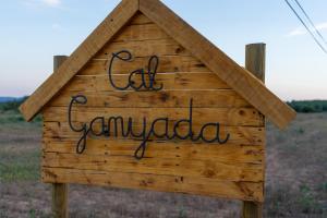 Cal Ganyada, Casa Rural Cardona في كاردونا: لوحة خشبية عليها كلمة درك