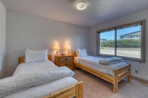 Un pat sau paturi într-o cameră la Beach Loop Condos