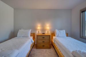 Un pat sau paturi într-o cameră la Beach Loop Condos