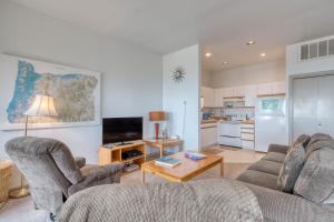 O bucătărie sau chicinetă la Beach Loop Condos