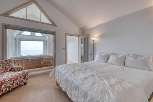 Un pat sau paturi într-o cameră la Beach Loop Condos