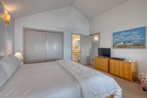 Un pat sau paturi într-o cameră la Beach Loop Condos