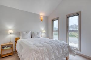 Un pat sau paturi într-o cameră la Beach Loop Condos