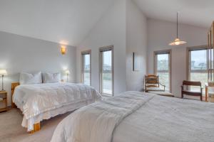 Un pat sau paturi într-o cameră la Beach Loop Condos