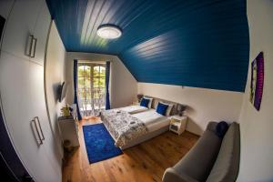a room with a bed and a blue ceiling at Füge Villa Luxury & Wellness in Balatonfüred