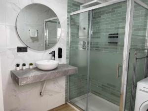 y baño con lavabo y ducha acristalada. en Sunlight Málaga Centro, en Málaga
