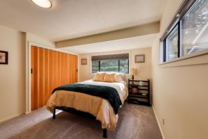 Un dormitorio con una cama grande y una ventana en The Tides Retreat, en Gig Harbor