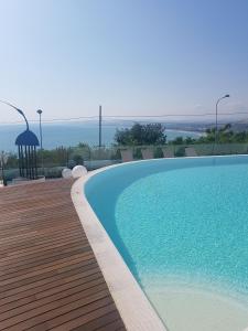una piscina con vistas al océano en SANTA LUCIA HOME, en Vasto