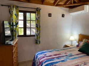 Ένα ή περισσότερα κρεβάτια σε δωμάτιο στο heliocentro casa rural +21 φωτογραφίες