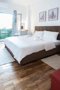 Un pat sau paturi într-o cameră la Beautiful Apartment In Athens.