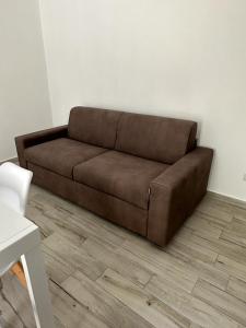 ein braunes Sofa im Wohnzimmer in der Unterkunft Mazzella Home in Ischia