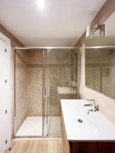 uma casa de banho com um chuveiro e um lavatório. em ¡Precioso bajo a estrenar! em Platja d'Aro