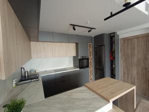 eine Küche mit einer Spüle und einer Arbeitsplatte in der Unterkunft High Apartment in Skopje