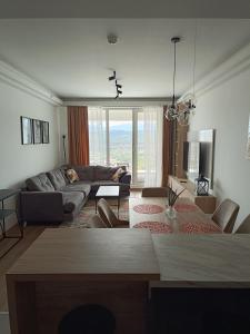 ein Wohnzimmer mit einem Sofa und einem Tisch in der Unterkunft High Apartment in Skopje