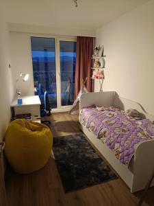 ein Schlafzimmer mit einem Bett und einem großen Fenster in der Unterkunft High Apartment in Skopje