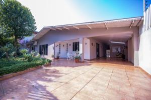 an empty patio of a house with a large garage at Cachoeira dos pássaros in Foz do Iguaçu