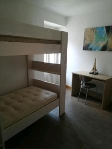 1 dormitorio con litera y escritorio en LA CASA DI MARIO en Perledo