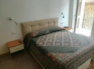 1 dormitorio con cama, mesa y ventana en LA CASA DI MARIO en Perledo