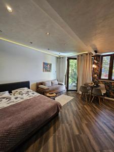 - une chambre avec un lit, un canapé et une table dans l'établissement Studio apartmani Vukasin, à Tivat