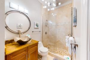 ein Badezimmer mit Waschbecken und Dusche in der Unterkunft Caribbean Resort 1801 - Penthouse in Navarre + 17 Fotos
