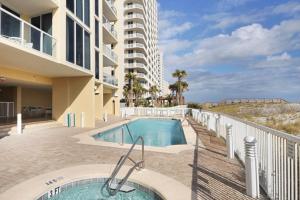 einen Balkon mit Pool neben einem Gebäude in der Unterkunft Caribbean Resort 1801 - Penthouse in Navarre