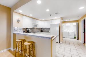 A kitchen or kitchenette at Emerald Isle 0204