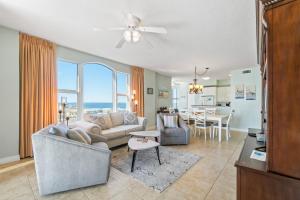 ein Wohnzimmer mit Sofa und Tisch in der Unterkunft Beach Colony Resort West 10F in Navarre