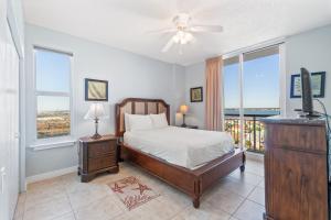 Schlafzimmer mit einem Bett, einer Kommode und Fenstern in der Unterkunft Beach Colony Resort West 10F in Navarre + 33 Fotos