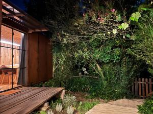un giardino con panca e piante in legno di Springfield Lodge a Valongo