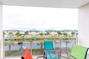uma varanda com cadeiras e vista para o oceano em Destin West Resort - Gulfside V305 em Fort Walton Beach