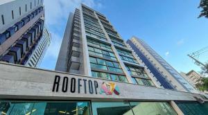 a building with a roodipop sign in front of it at Rooftop 470 - Novíssimo Flat Boa Viagem in Recife