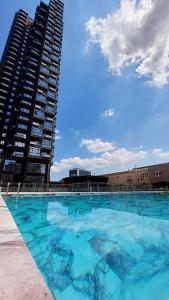 una gran piscina frente a algunos edificios altos en Divan Residence at G Tower Apartment, en Estambul