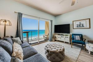 un salon avec un canapé et une grande fenêtre dans l'établissement Pelican Isle 606, à Fort Walton Beach