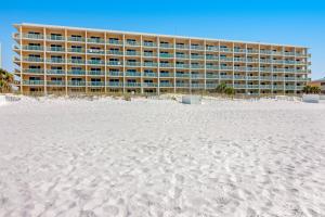 - un hôtel sur la plage de sable dans l'établissement Pelican Isle 606, à Fort Walton Beach