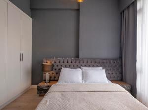 ein Schlafzimmer mit einem großen Bett und einem Tisch mit einer Lampe in der Unterkunft Divan Residence at G tower Apartment in Istanbul