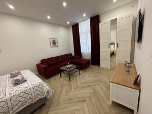 un salon avec un lit et un canapé dans l'établissement La Dolce Vita Apartments Sarajevo, à Sarajevo