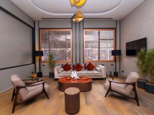 een woonkamer met een bank en een tafel en stoelen bij Divan Residence at G Tower Apartment in Istanbul