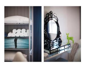 una stanza con specchio e mensola con asciugamani di Cozy Home in Kitslano, Vancouver. Free Parking. a Vancouver